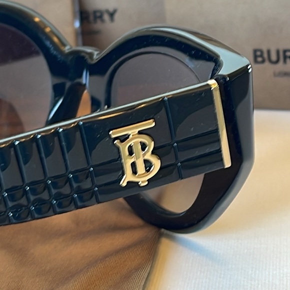 NIB BURBERRY SUNGLASSES 47-25-140 MADE IN ITALY - Picture 8 of 17
